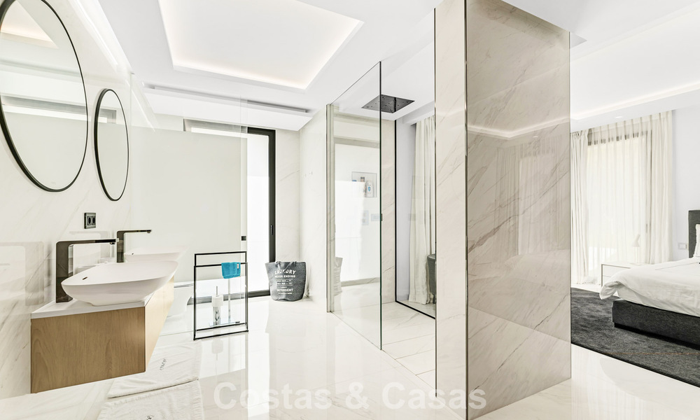 Prestigieus appartement met zeezicht te koop, eerstelijnsstrand op de New Golden Mile tussen Marbella en Estepona 786954