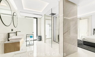 Prestigieus appartement met zeezicht te koop, eerstelijnsstrand op de New Golden Mile tussen Marbella en Estepona 786954 