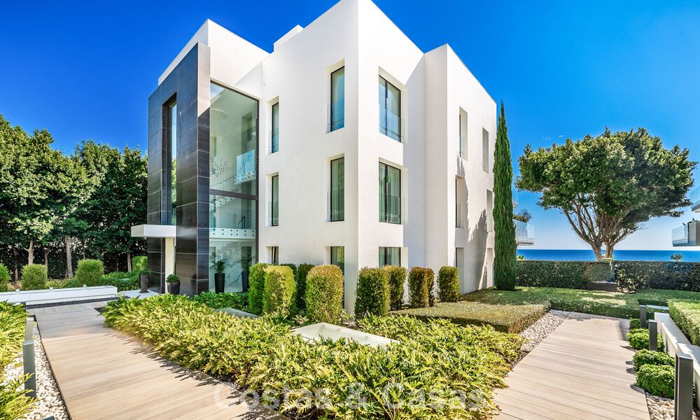 Prestigieus appartement met zeezicht te koop, eerstelijnsstrand op de New Golden Mile tussen Marbella en Estepona 786956