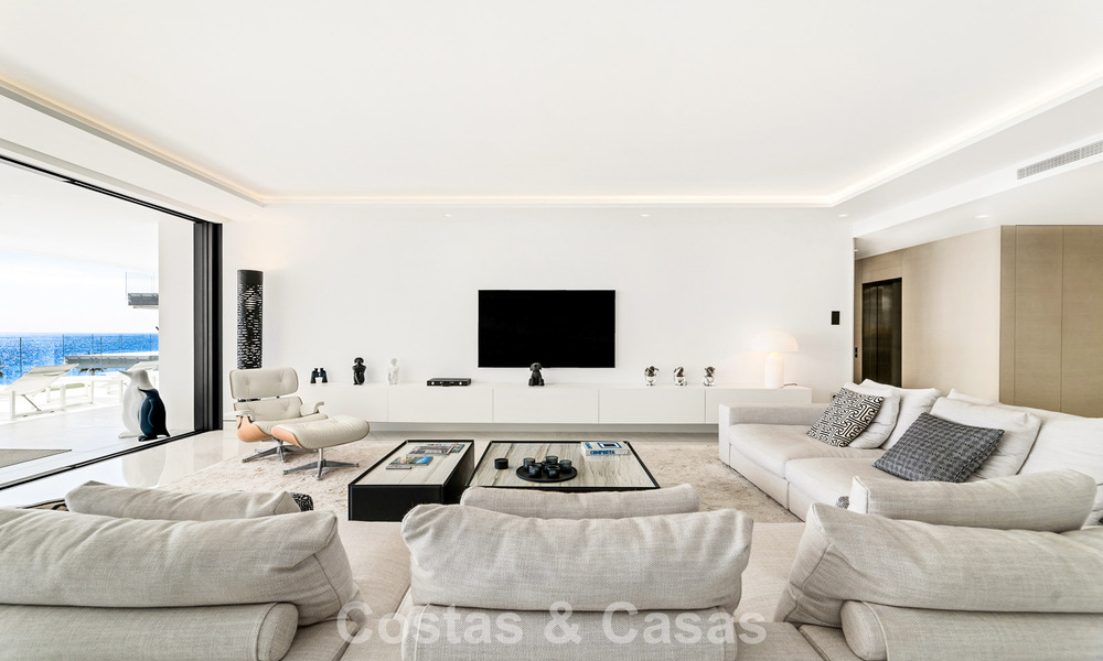 Prestigieus appartement met zeezicht te koop, eerstelijnsstrand op de New Golden Mile tussen Marbella en Estepona 786957