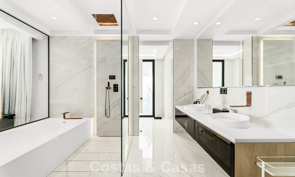 Prestigieus appartement met zeezicht te koop, eerstelijnsstrand op de New Golden Mile tussen Marbella en Estepona 786958