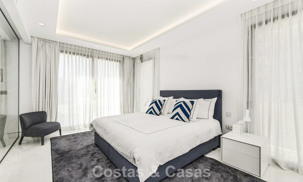 Prestigieus appartement met zeezicht te koop, eerstelijnsstrand op de New Golden Mile tussen Marbella en Estepona 786960