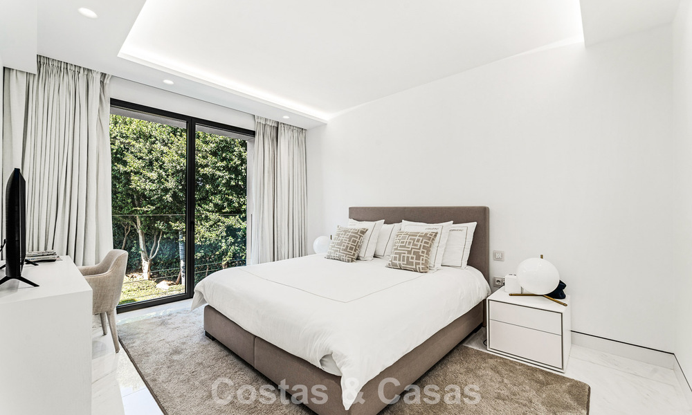 Prestigieus appartement met zeezicht te koop, eerstelijnsstrand op de New Golden Mile tussen Marbella en Estepona 786961