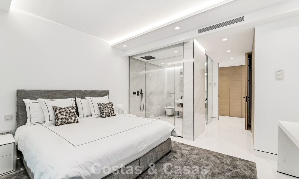 Prestigieus appartement met zeezicht te koop, eerstelijnsstrand op de New Golden Mile tussen Marbella en Estepona 786963