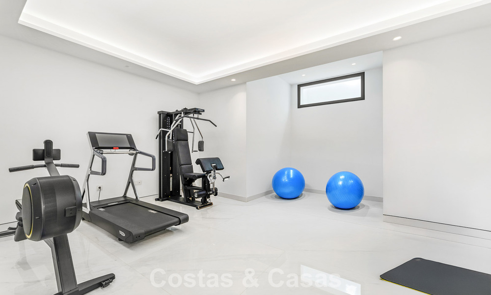 Prestigieus appartement met zeezicht te koop, eerstelijnsstrand op de New Golden Mile tussen Marbella en Estepona 786964