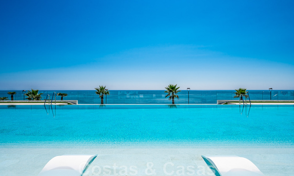 Prestigieus appartement met zeezicht te koop, eerstelijnsstrand op de New Golden Mile tussen Marbella en Estepona 786994