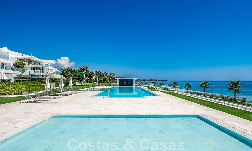 Prestigieus appartement met zeezicht te koop, eerstelijnsstrand op de New Golden Mile tussen Marbella en Estepona 786995
