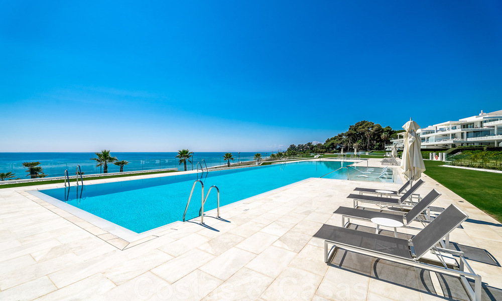 Prestigieus appartement met zeezicht te koop, eerstelijnsstrand op de New Golden Mile tussen Marbella en Estepona 786996