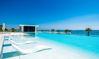 Prestigieus appartement met zeezicht te koop, eerstelijnsstrand op de New Golden Mile tussen Marbella en Estepona 786997 
