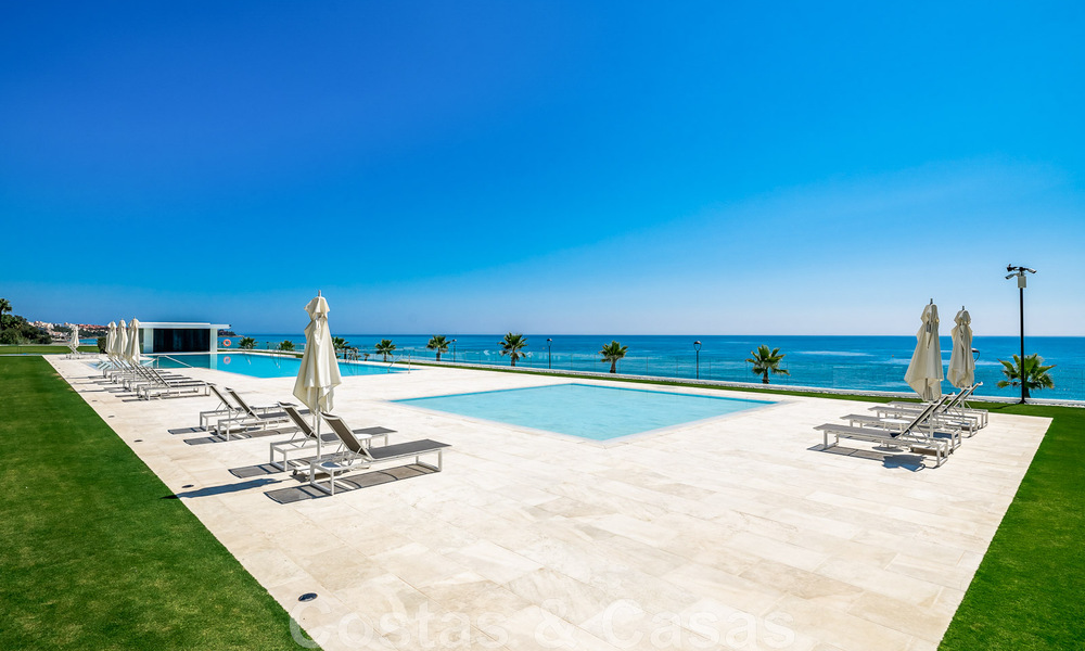 Prestigieus appartement met zeezicht te koop, eerstelijnsstrand op de New Golden Mile tussen Marbella en Estepona 786998