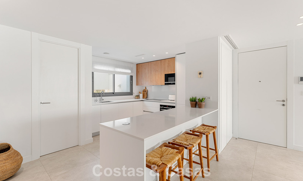 Instapklaar, modern, ruim 4-slaapkamer appartement te koop met ruime privétuin in luxe resort ten oosten van Marbella centrum 797855
