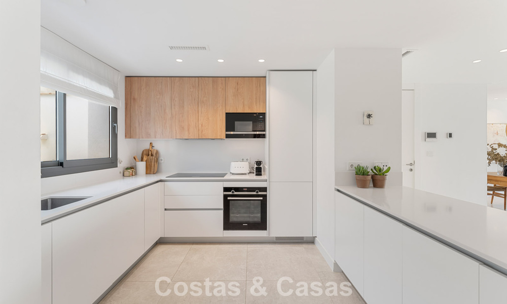 Instapklaar, modern, ruim 4-slaapkamer appartement te koop met ruime privétuin in luxe resort ten oosten van Marbella centrum 797856