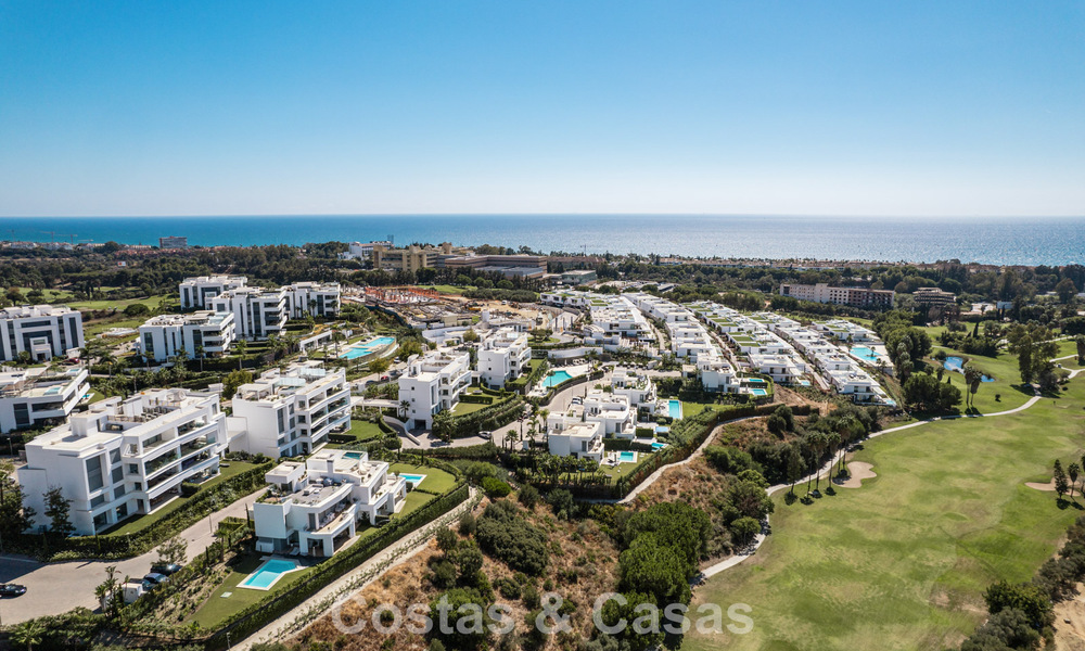 Instapklaar, modern, ruim 4-slaapkamer appartement te koop met ruime privétuin in luxe resort ten oosten van Marbella centrum 797863