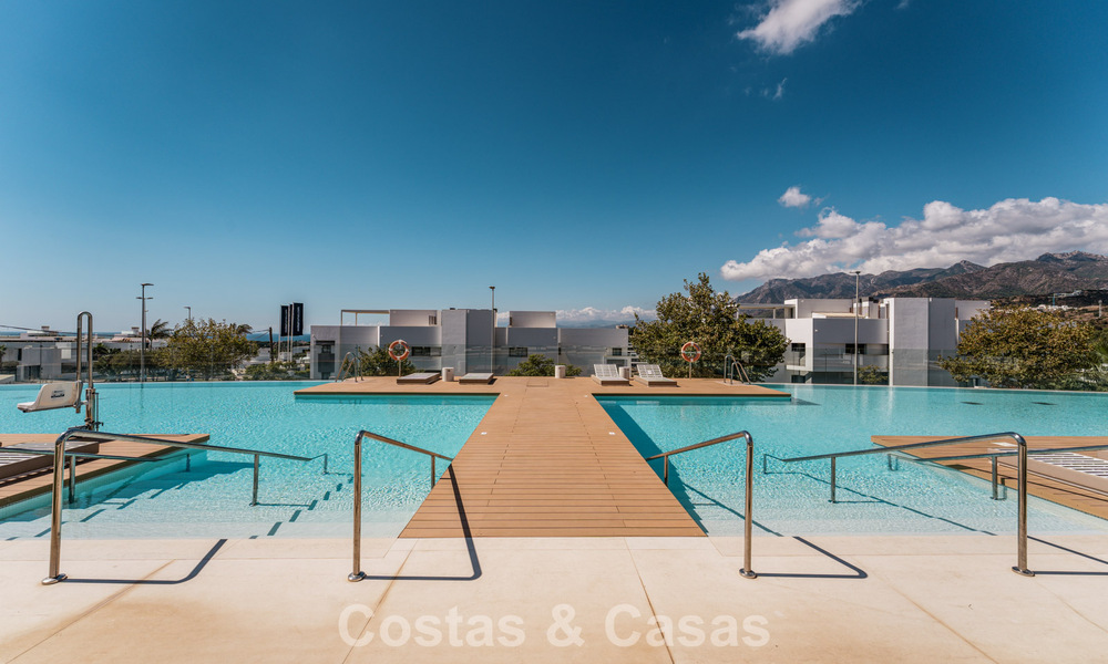 Instapklaar, modern, ruim 4-slaapkamer appartement te koop met ruime privétuin in luxe resort ten oosten van Marbella centrum 797865