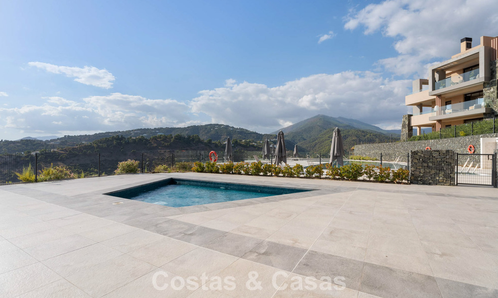 Instapklaar appartement met moderne architectuur te koop in een golfresort in de heuvels van Marbella - Benahavis 787122