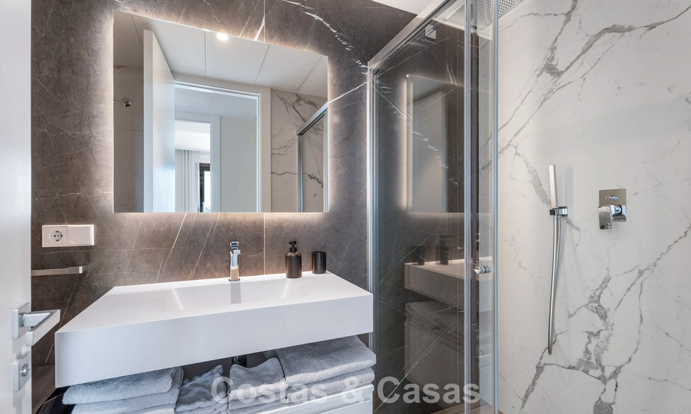 Instapklaar appartement met moderne architectuur te koop in een golfresort in de heuvels van Marbella - Benahavis 787125