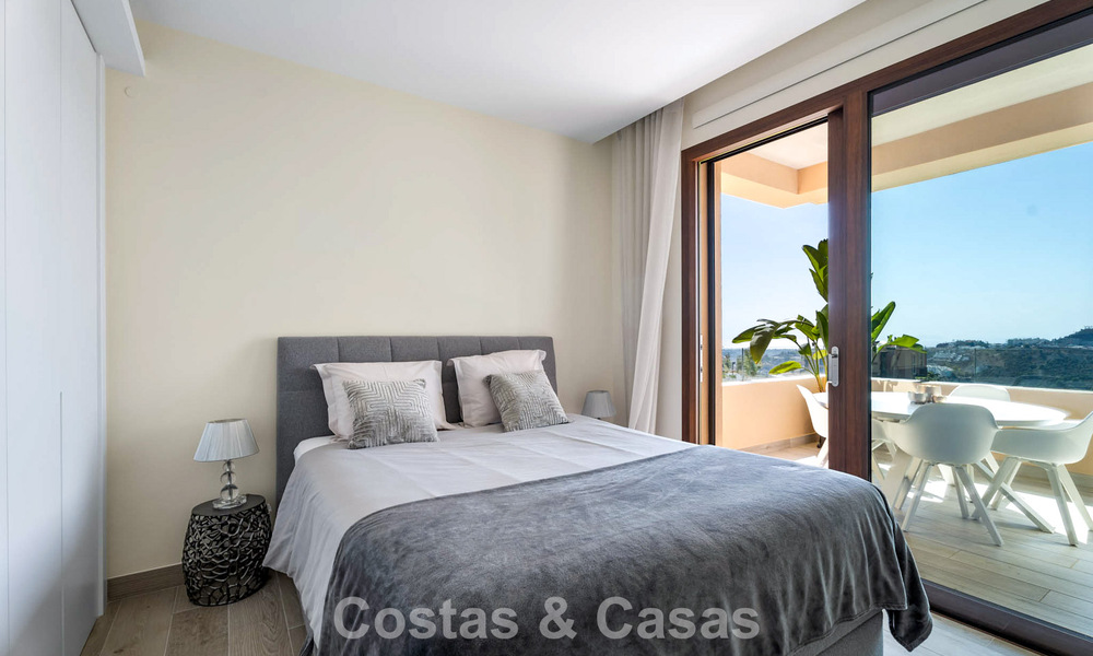 Instapklaar appartement met moderne architectuur te koop in een golfresort in de heuvels van Marbella - Benahavis 787126