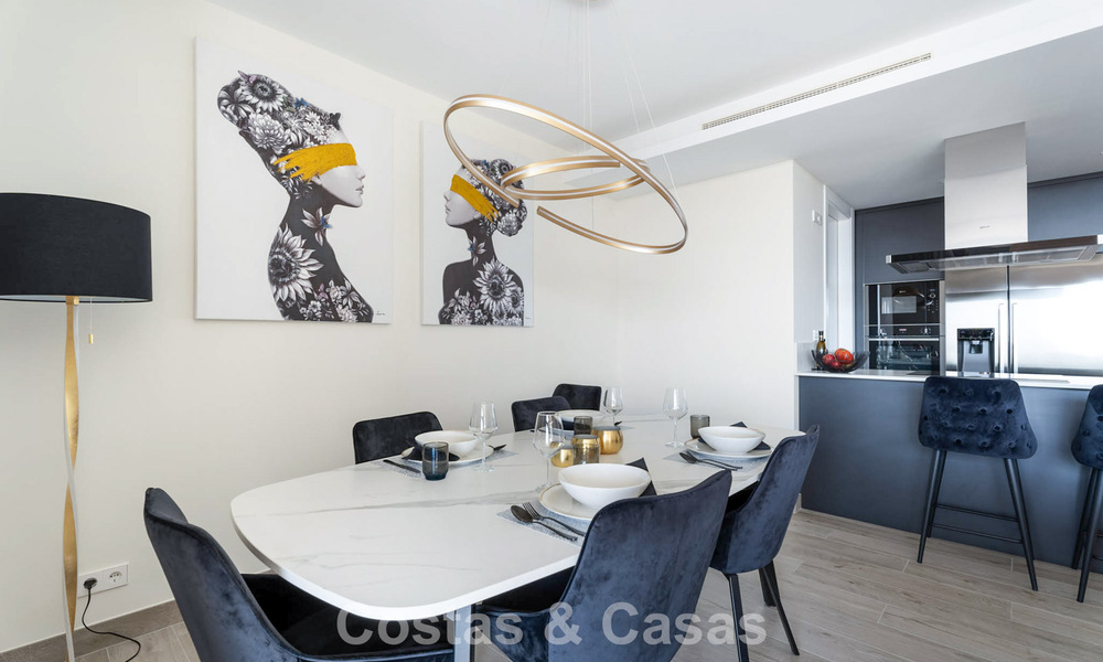 Instapklaar appartement met moderne architectuur te koop in een golfresort in de heuvels van Marbella - Benahavis 787128