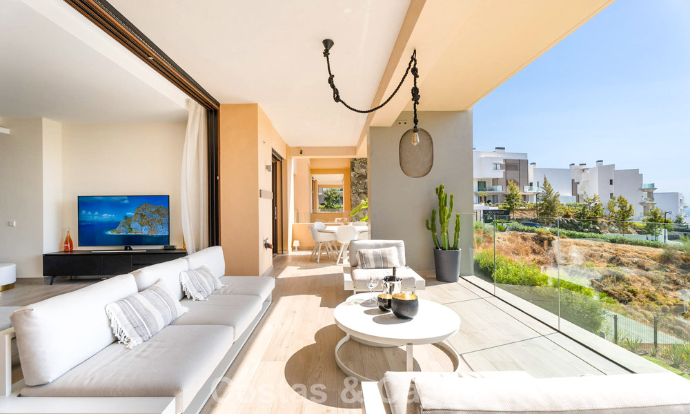 Instapklaar appartement met moderne architectuur te koop in een golfresort in de heuvels van Marbella - Benahavis 787133