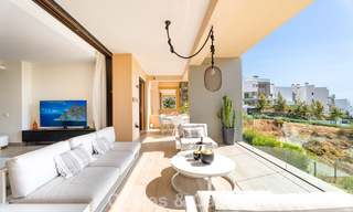 Instapklaar appartement met moderne architectuur te koop in een golfresort in de heuvels van Marbella - Benahavis 787133 