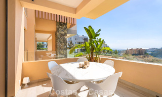 Instapklaar appartement met moderne architectuur te koop in een golfresort in de heuvels van Marbella - Benahavis 787134 