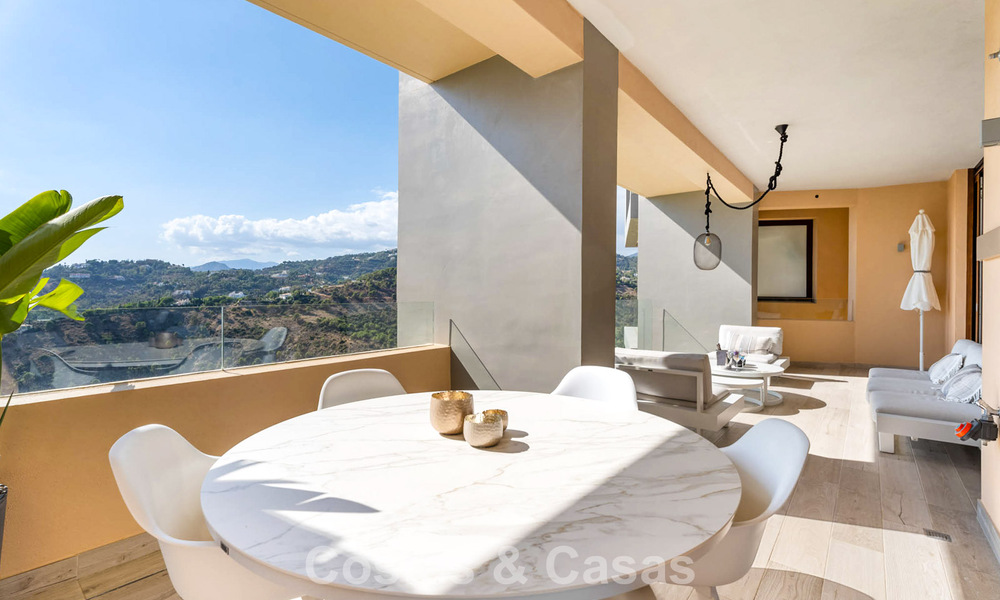Instapklaar appartement met moderne architectuur te koop in een golfresort in de heuvels van Marbella - Benahavis 787135