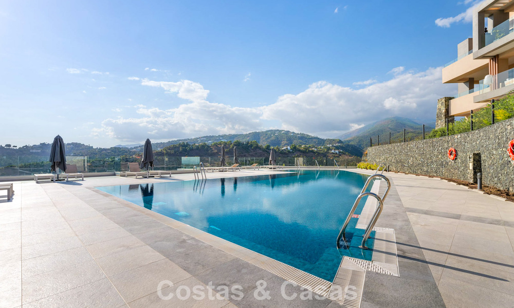 Instapklaar appartement met moderne architectuur te koop in een golfresort in de heuvels van Marbella - Benahavis 787141