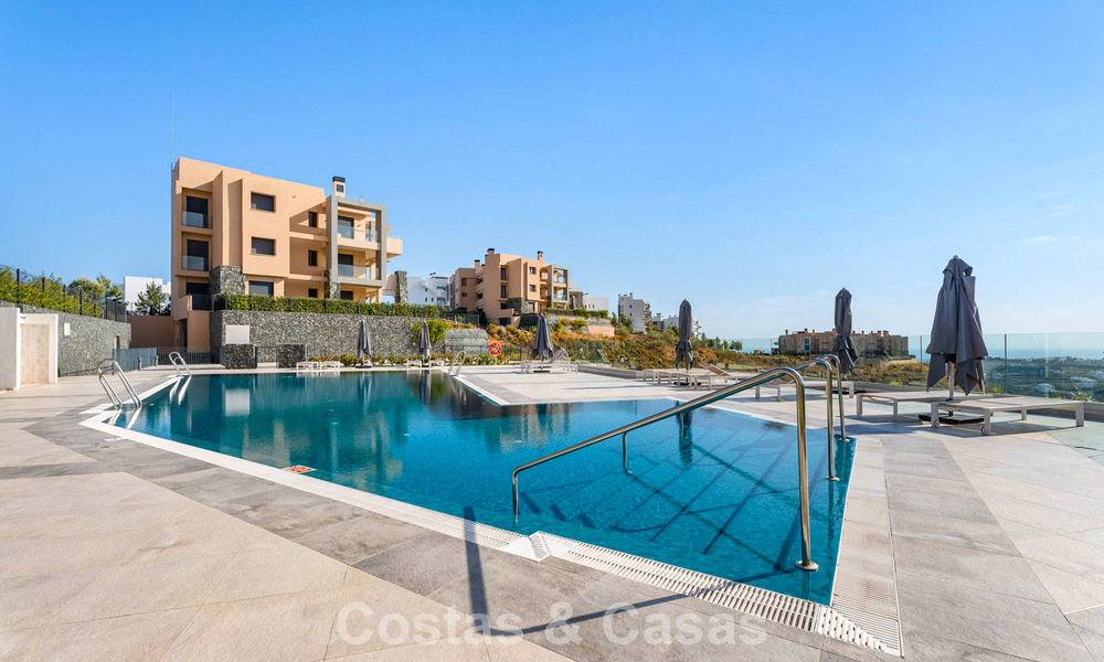 Instapklaar appartement met moderne architectuur te koop in een golfresort in de heuvels van Marbella - Benahavis 787150
