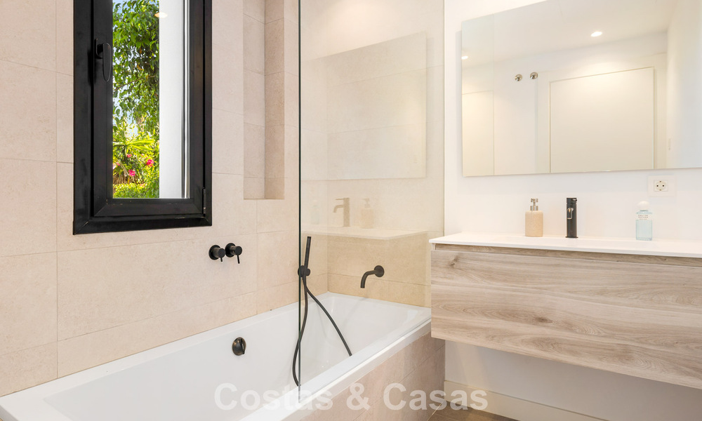 Instapklare luxevilla met contemporaine bouwstijl te koop aan de strandzijde ten oosten van Marbella centrum 787156