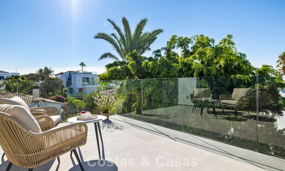 Instapklare luxevilla met contemporaine bouwstijl te koop aan de strandzijde ten oosten van Marbella centrum 787157