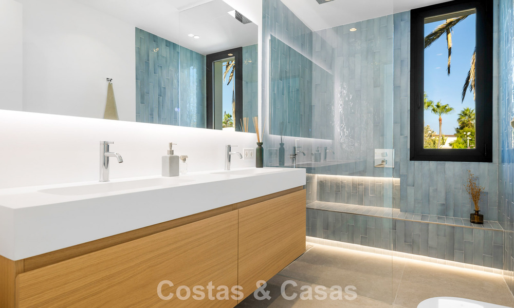 Instapklare luxevilla met contemporaine bouwstijl te koop aan de strandzijde ten oosten van Marbella centrum 787158
