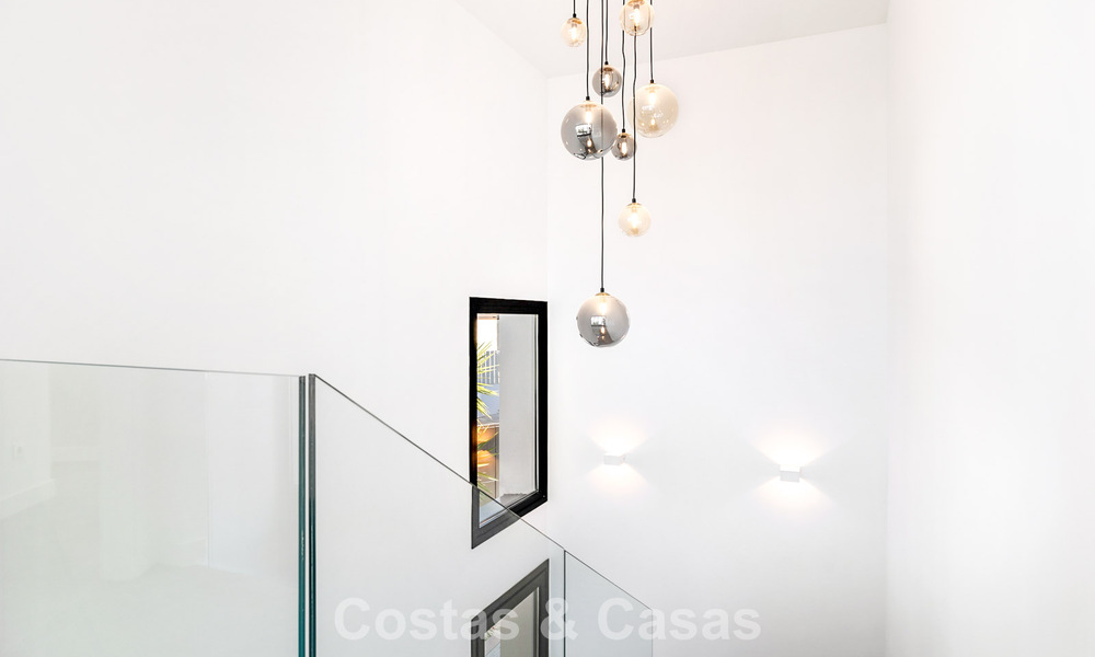 Instapklare luxevilla met contemporaine bouwstijl te koop aan de strandzijde ten oosten van Marbella centrum 787159