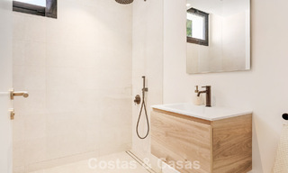 Instapklare luxevilla met contemporaine bouwstijl te koop aan de strandzijde ten oosten van Marbella centrum 787161 