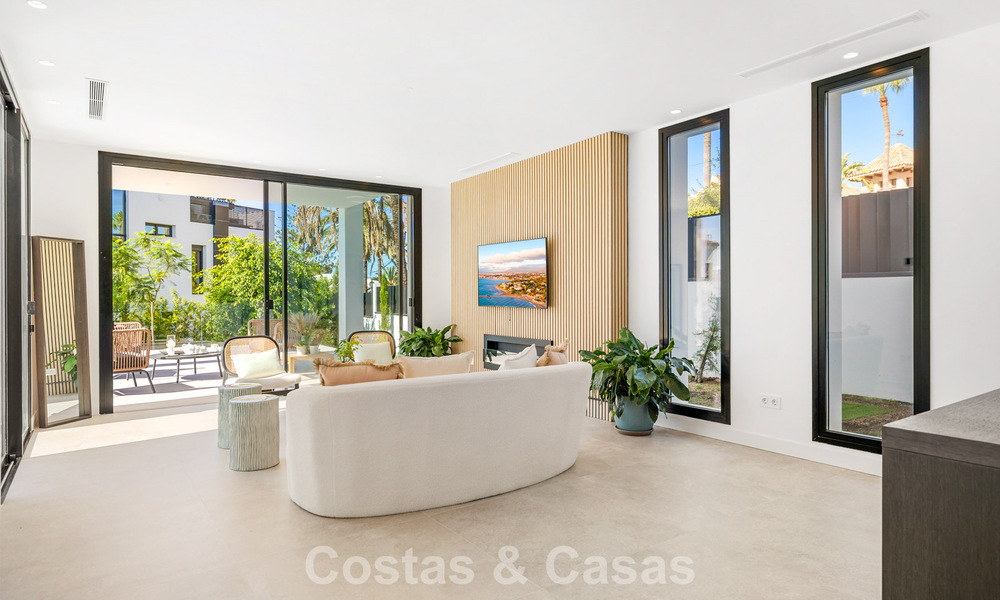 Instapklare luxevilla met contemporaine bouwstijl te koop aan de strandzijde ten oosten van Marbella centrum 787164