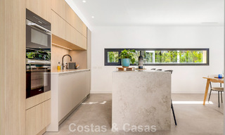 Instapklare luxevilla met contemporaine bouwstijl te koop aan de strandzijde ten oosten van Marbella centrum 787170 