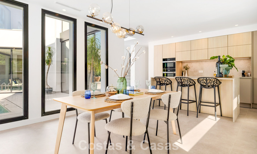 Instapklare luxevilla met contemporaine bouwstijl te koop aan de strandzijde ten oosten van Marbella centrum 787172