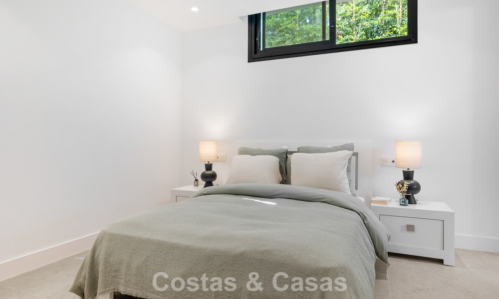 Instapklare luxevilla met contemporaine bouwstijl te koop aan de strandzijde ten oosten van Marbella centrum 787178