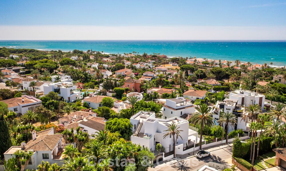 Instapklare luxevilla met contemporaine bouwstijl te koop aan de strandzijde ten oosten van Marbella centrum 787186