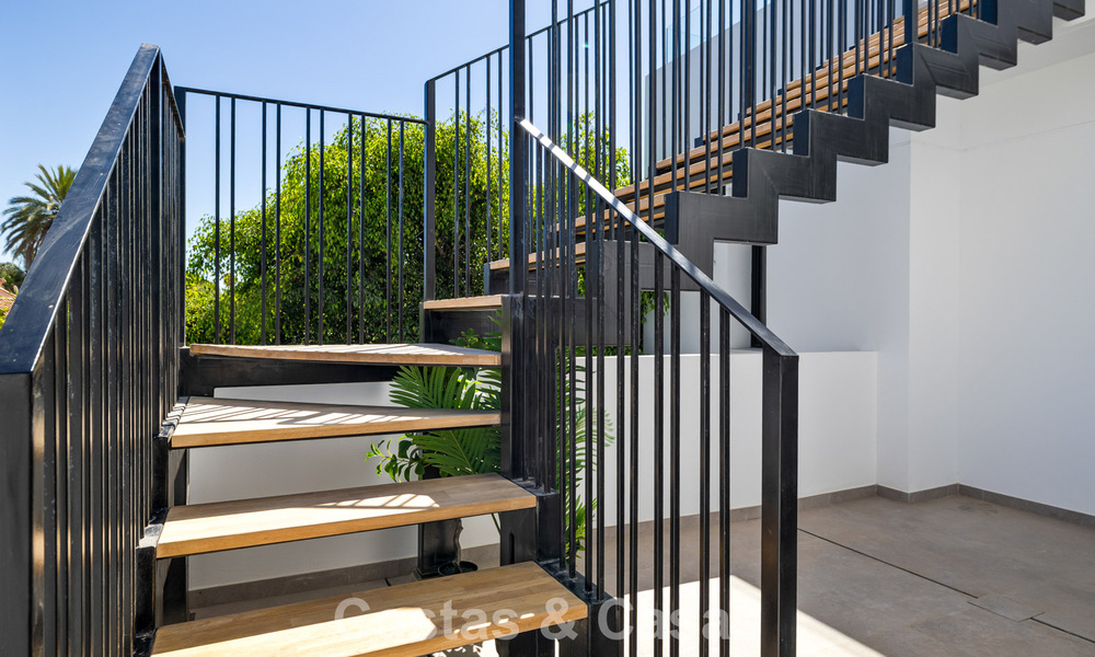 Instapklare luxevilla met contemporaine bouwstijl te koop aan de strandzijde ten oosten van Marbella centrum 787202