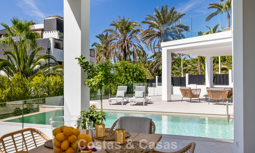 Instapklare luxevilla met contemporaine bouwstijl te koop aan de strandzijde ten oosten van Marbella centrum 787205
