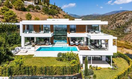 Gesofisticeerde villa met panoramisch uitzicht te koop, in een gated community in La Quinta, Marbella - Benahavis 787359