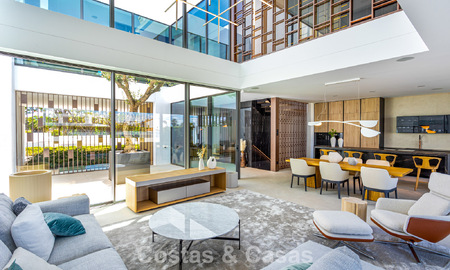 Exclusieve schakelvilla met zeezicht te koop in een vooruitstrevend complex met 24-uursbewaking op Marbella’s Golden Mile 787271