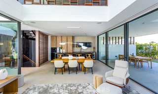 Exclusieve schakelvilla met zeezicht te koop in een vooruitstrevend complex met 24-uursbewaking op Marbella’s Golden Mile 787272 