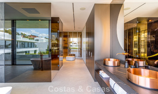 Exclusieve schakelvilla met zeezicht te koop in een vooruitstrevend complex met 24-uursbewaking op Marbella’s Golden Mile 787285 