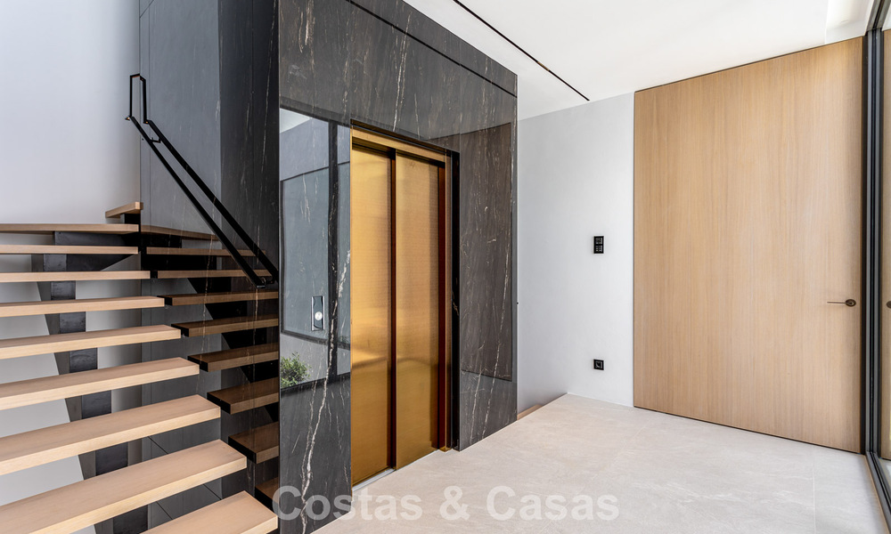 Exclusieve schakelvilla met zeezicht te koop in een vooruitstrevend complex met 24-uursbewaking op Marbella’s Golden Mile 787295