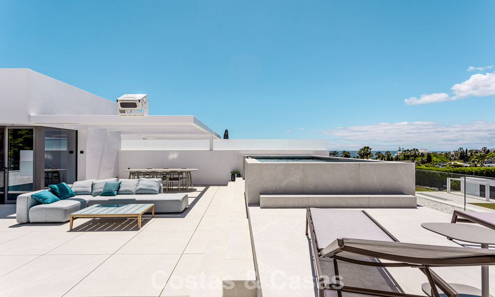 Exclusieve schakelvilla met zeezicht te koop in een vooruitstrevend complex met 24-uursbewaking op Marbella’s Golden Mile 787301