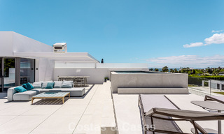 Exclusieve schakelvilla met zeezicht te koop in een vooruitstrevend complex met 24-uursbewaking op Marbella’s Golden Mile 787301 