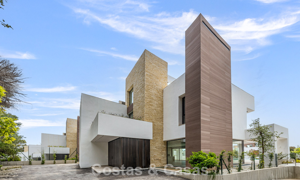 Contemporary villa for sale within walking distance of the beach and amenities in Marbella city center 787467