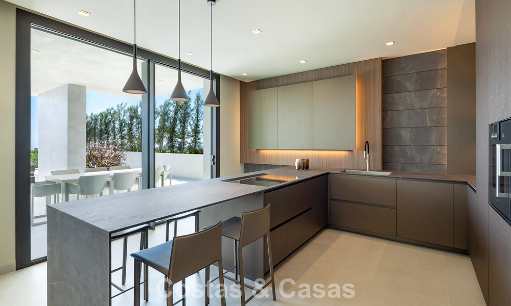 Instapklare, luxueuze, nieuwbouwvilla te koop in een prestigieus 5* golfresort in Marbella - Benahavis 787449