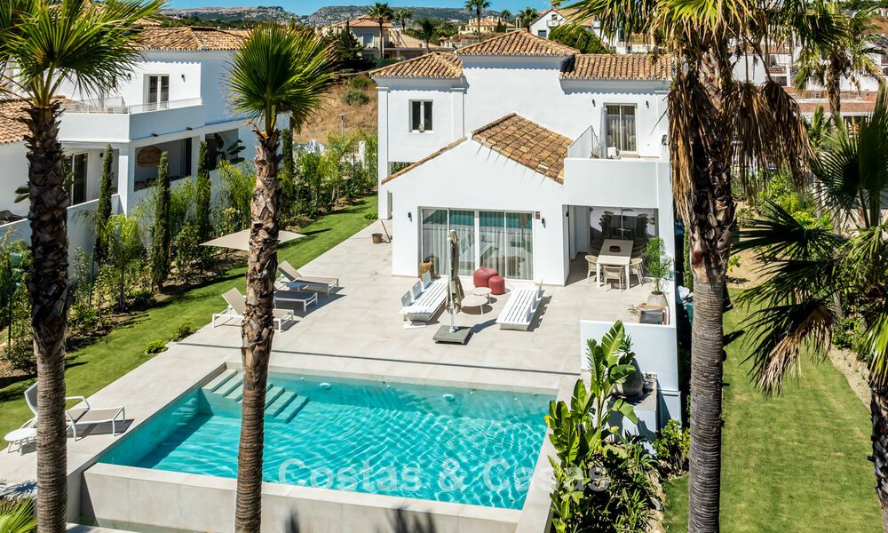 2 eigentijds luxevilla’s te koop, naast elkaar gelegen op slechts 400m van het strand in Casares, Costa del Sol 788018